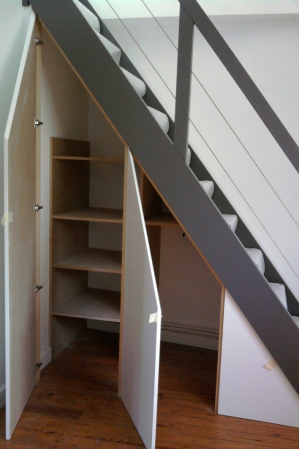 placard sous escalier bois 22